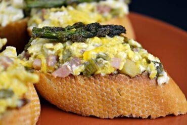 revuelto de ajetes con jamon