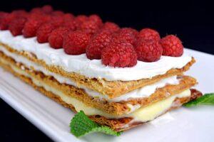 tarta de hojaldre y frambuesas