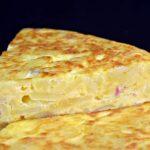Tortilla de patata con beicon y queso
