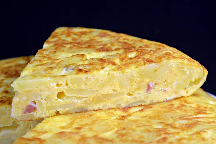 Tortilla de patata con beicon y queso