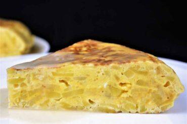tortilla de patata con salsa de cebolla