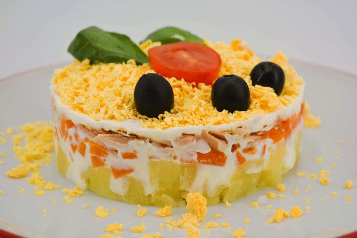 Cómo hacer una ensalada mimosa para disfrutar con la vista y el paladar