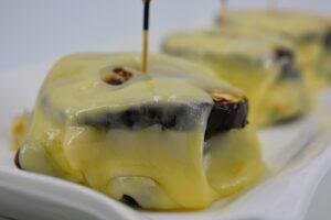 Milhojas de berenjena con setas y queso gratinado