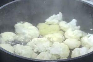 Cocemos la coliflor en abundante agua con vinagre para eliminar el mal olor