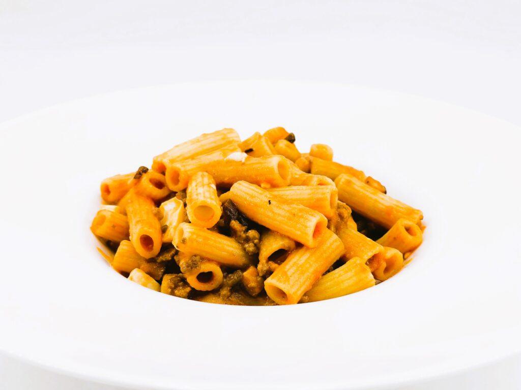 Macarrones con setas y picadillo paso final