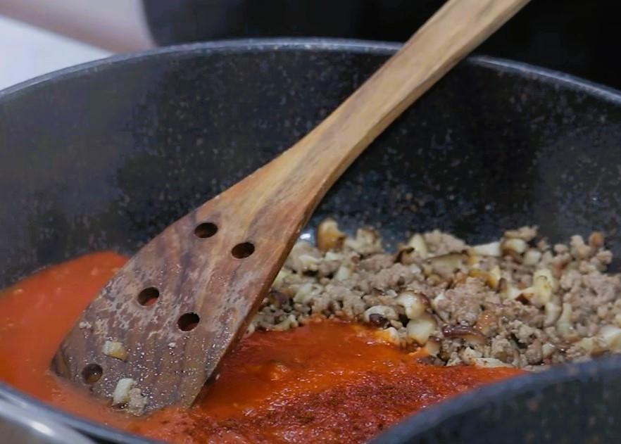 Macarrones con setas y picadillo paso 2