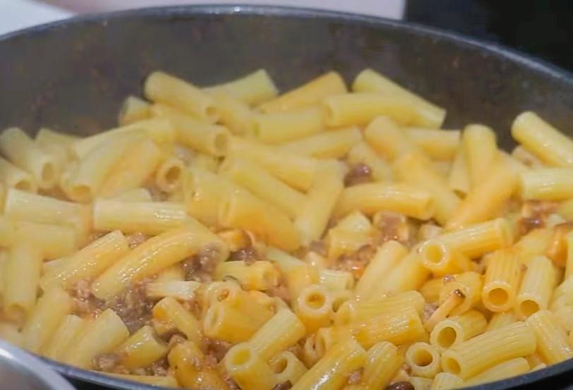 Macarrones con setas y picadillo paso 3