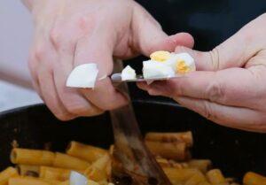 Macarrones con setas y picadillo paso 4