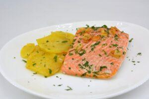salmón al horno con patatas, paso final