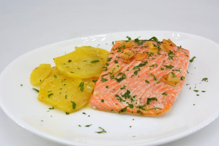salmón al horno con patatas, paso final