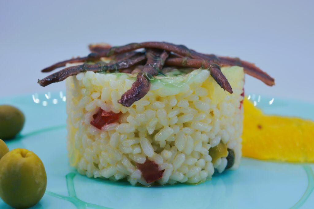 Ensalada de arroz con anchoas Paso final