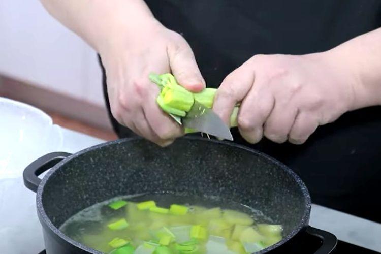 Crema de brócoli con queso, paso 1