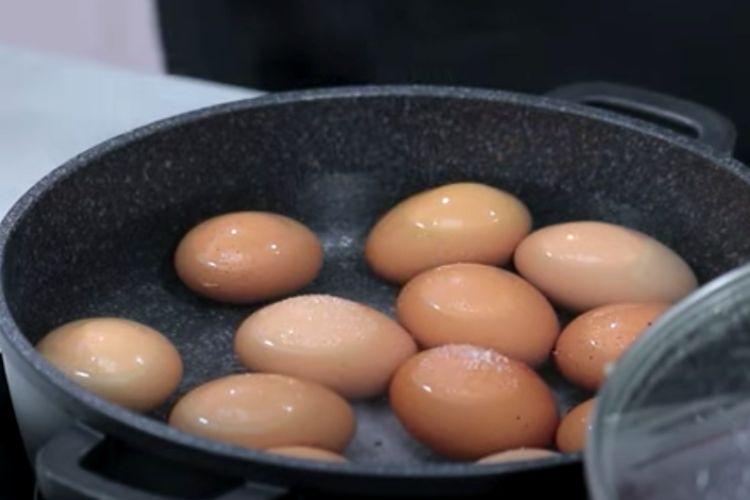 Huevos rellenos gratinados, paso 1