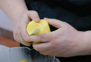 sepia con patatas y almejas paso 1