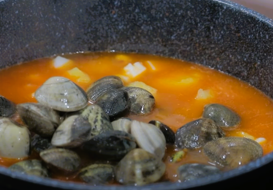 sepia con patatas y almejas paso 6