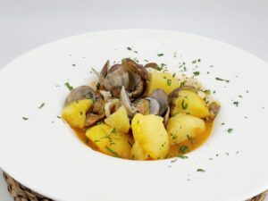 sepia con patatas y almejas paso final