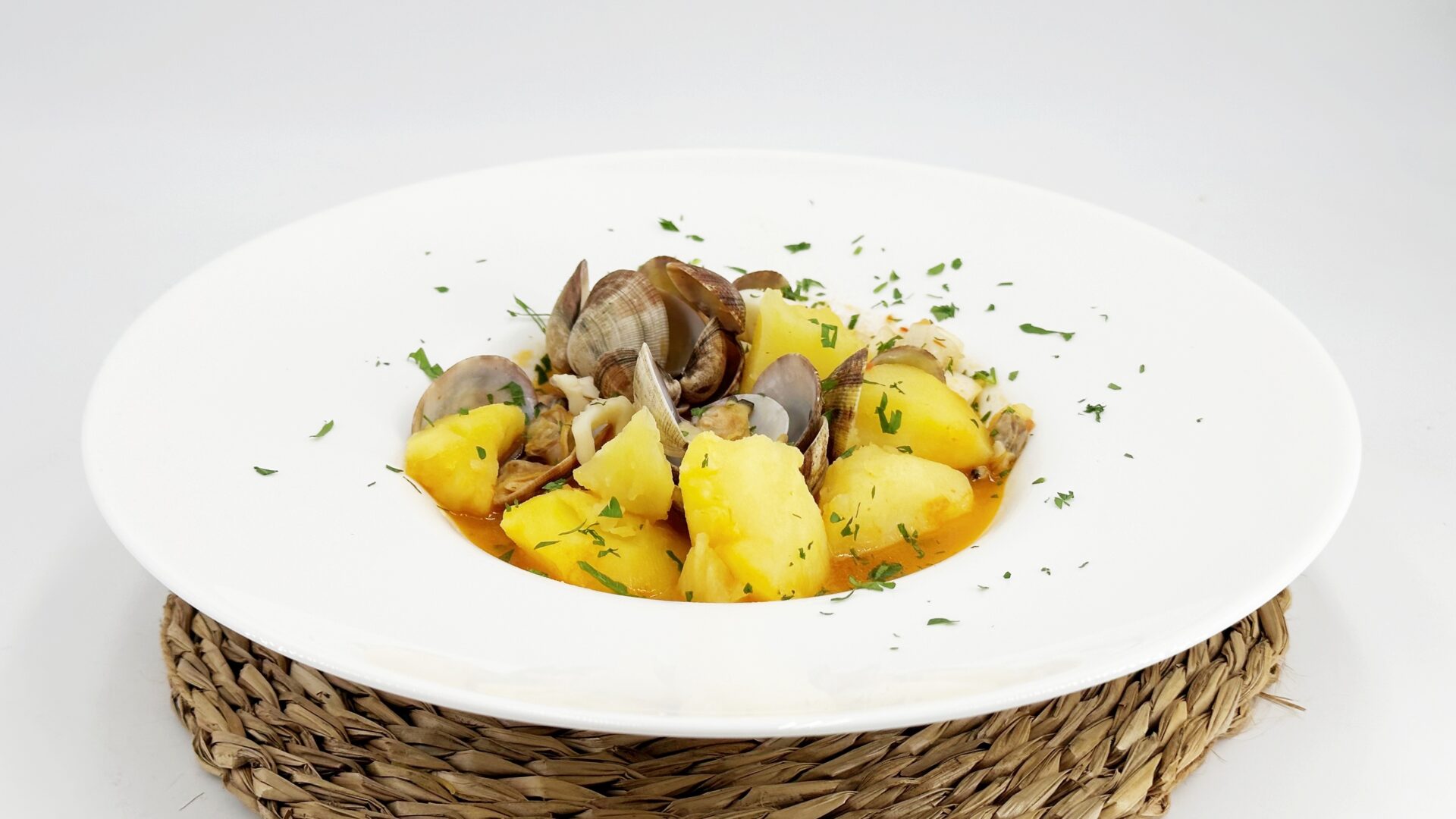 sepia con patatas y almejas principal