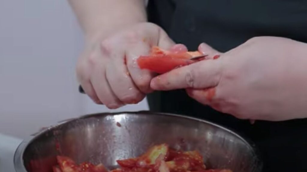 pollo con salsa de tomate casera paso 2
