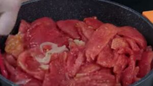 pollo con salsa de tomate casera paso 3