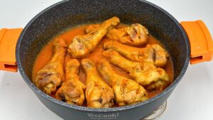 pollo con salsa de tomate casera paso final