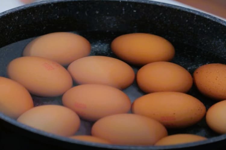 Huevos rellenos de txaka paso 1