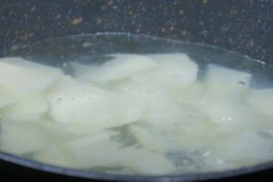 Judías verdes con jamón y salsa de tomate paso 2