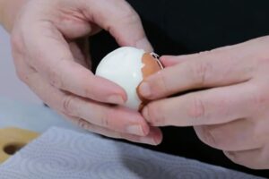 Huevos rellenos de txaka paso 2