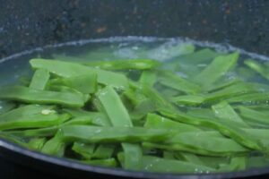 Judías verdes con jamón y salsa de tomate paso 3