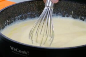 hojaldre relleno con crema y merengue 4