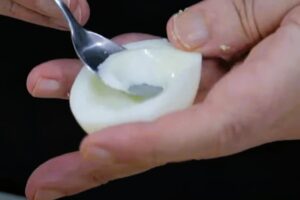 Huevos rellenos de txaka paso 4