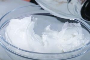 hojaldre relleno con crema y merengue 5