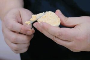 Huevos rellenos de txaka paso 6