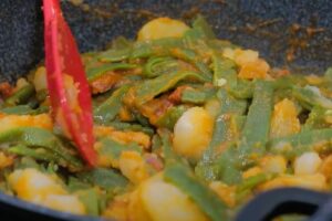 Judías verdes con jamón y salsa de tomate paso 6