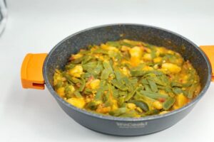 Judías verdes con jamón y salsa de tomate paso final