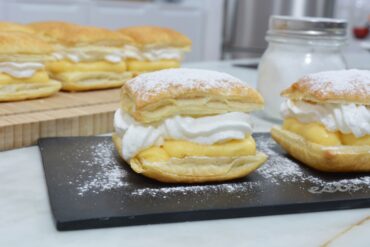 hojaldre relleno con crema y merengue principal