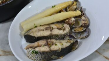 corvina en salsa verde con almejas