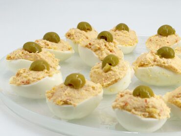 Huevos rellenos de txaka principal