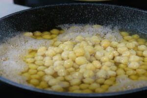 Garbanzos con langostinos y calamares paso 5