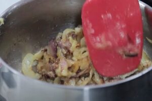 Filetes de redondo de ternera con salsa y guarnición paso 2