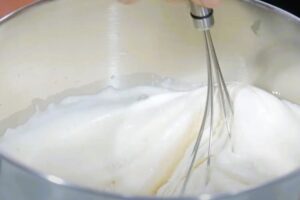 Brazo de gitano con relleno de crema pastelera paso 2