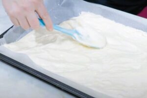 Brazo de gitano con relleno de crema pastelera paso 3