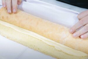 Brazo de gitano con relleno de crema pastelera paso 6