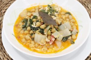 Potaje de garbanzos con acelgas paso final