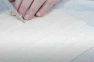 pastel de hojaldre relleno de chorizo paso 2