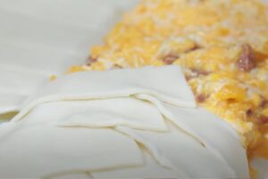 pastel de hojaldre relleno de chorizo paso 3