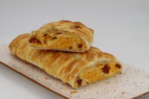 pastel de hojaldre relleno de chorizo paso final