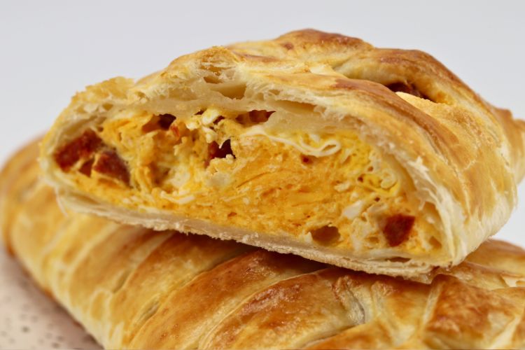 pastel de hojaldre relleno de chorizo portada