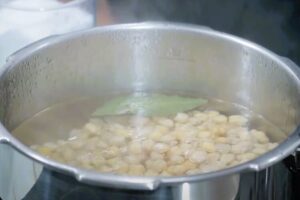 Potaje de garbanzos con acelgas paso 1