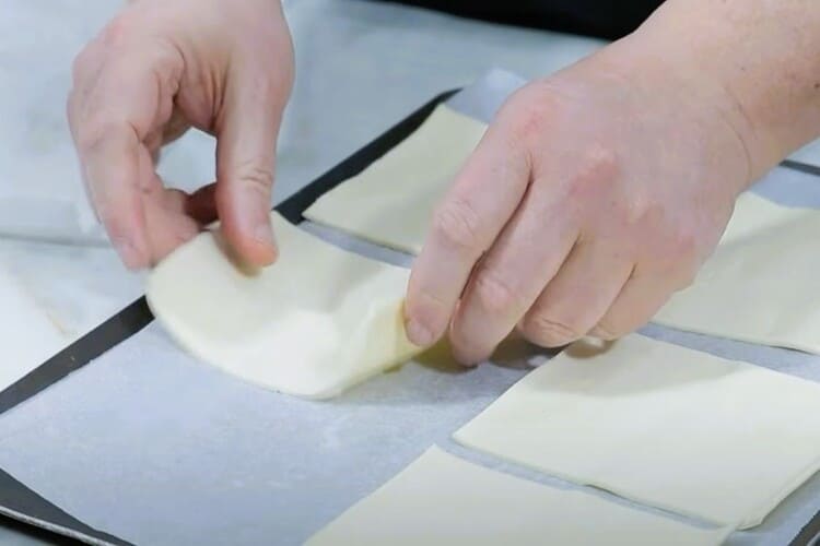 Pasteles de hojaldre con melocotón en almíbar paso 1