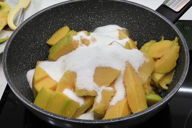 Cocinamos el mango maduro para el interior y la cobertura